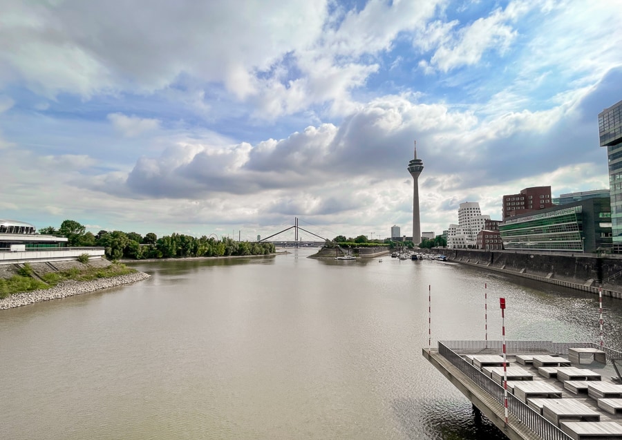 Düsseldorf in reka Ren