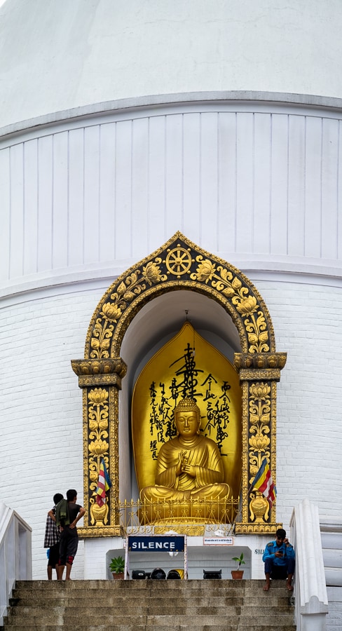 Pagoda miru (World Peace Pagoda) - pozlačeni buda v beli pagodi