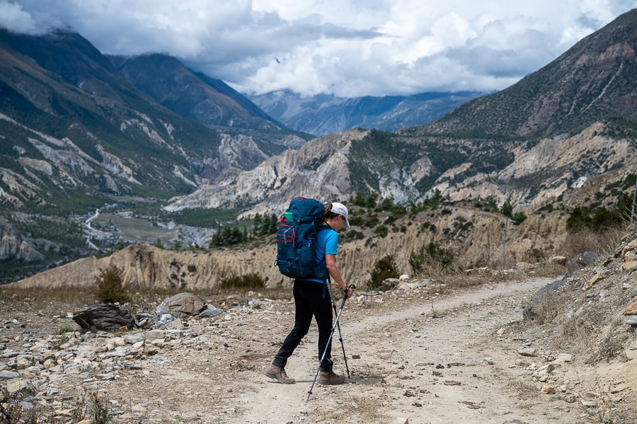 ženska na trekingu v Nepalu