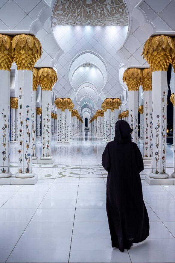 Katarina v abayi se sprehaja po dolgem stebrišču