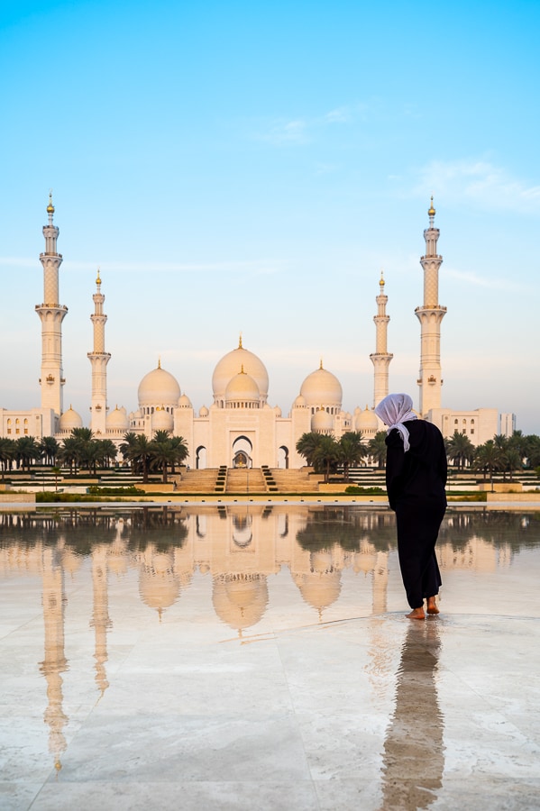Ženska pred mošejo šejka Zayeda, Abu Dabi