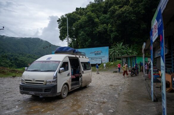 Nepalski mini-bus, bel Toyota Hiace kombi