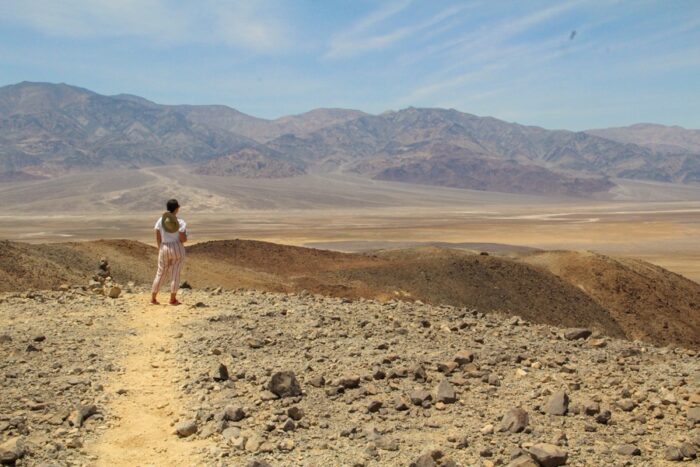 Dolina smrti - ženska na razgledni točki nad Dolino smrti