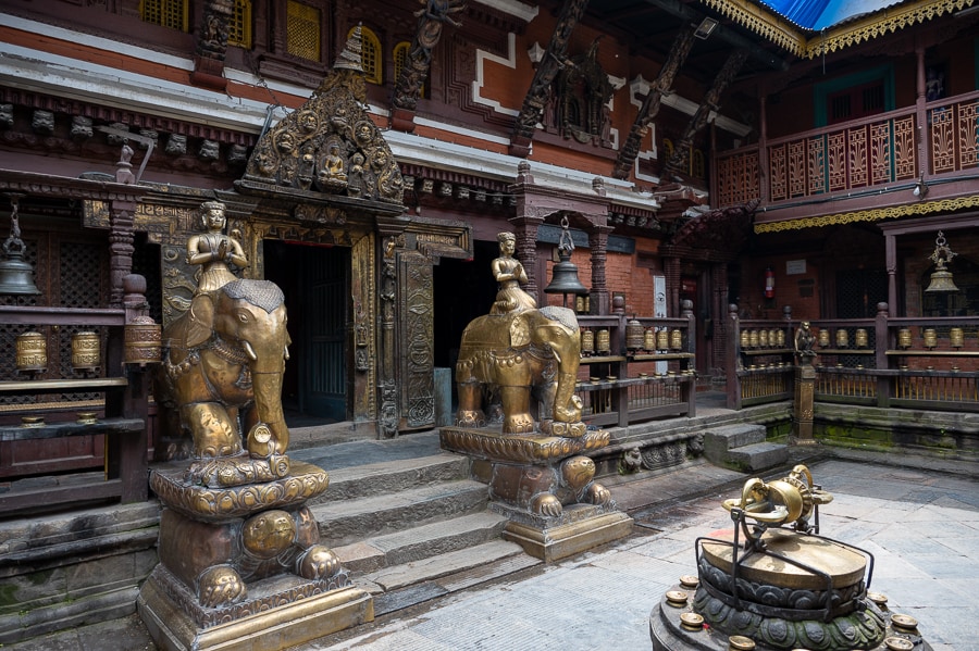 Golden Temple, Patan: pozlačeni kipi slonov v templju v Patanu