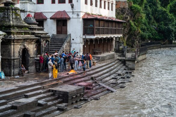 Hindujski pogreb: truplo so prinesli ob sveto reko