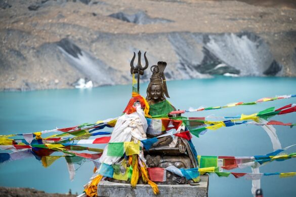 Budistični kip, hinduistični kip ob ledeniškem jezeru Tilicho lake, 5000m
