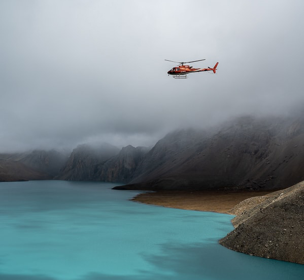helikopter nad ledeniškim jezerom Tilicho lake