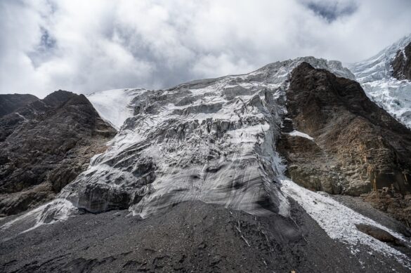 ledenik pod Tilicho peak