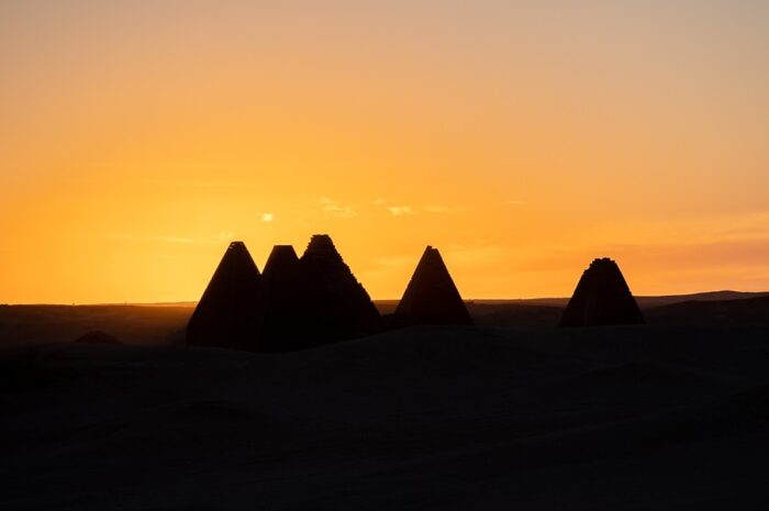 Sudanske piramide: Karima (Jebel Barkal). Sončni zahod za piramidami