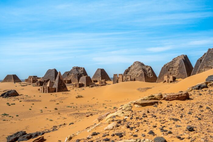 piramide Meroë v Sahari