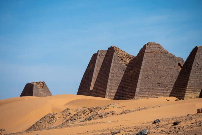 deloma porušene piramide Meroë