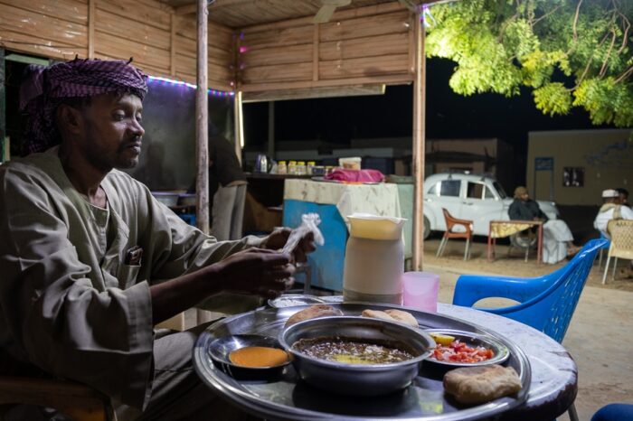 nubijski gospod pri večerji