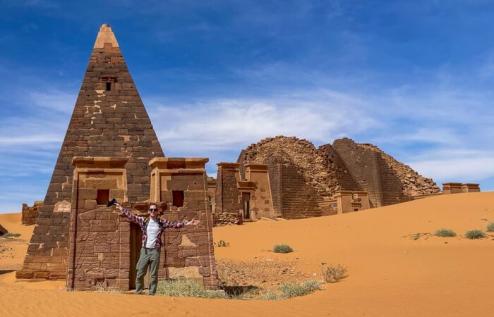 moški pred piramido, Meroe, sudanske piramide