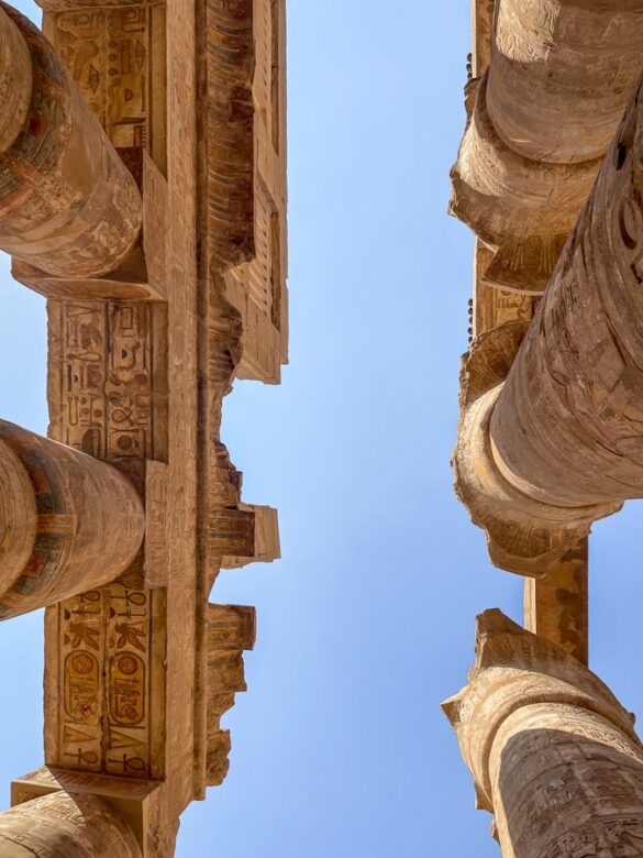 Stebri v templju Karnak. Egipčanski, poslikani stebri