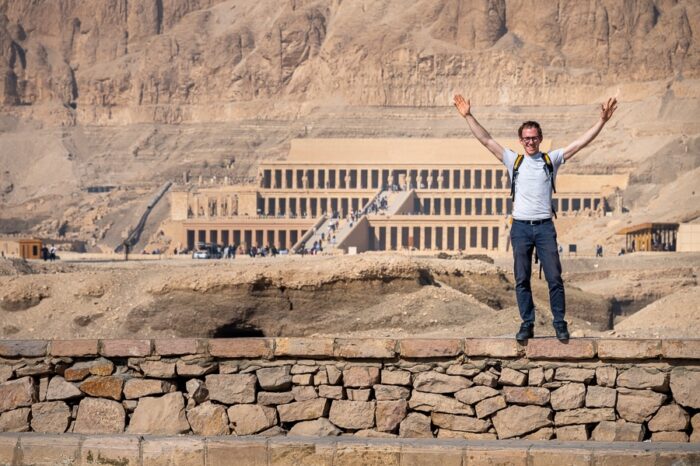 Hačepsutin tempelj v Luksorju, pred njim stoji moški