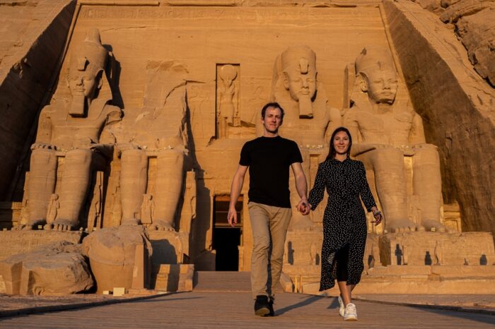 moški in ženska pred templjem Abu Simbel