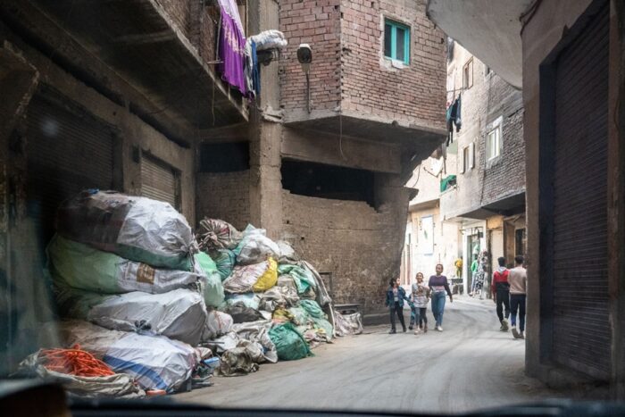Garbage city (mesto smetiščarjev v Kairu). Kupi smeti ob cesti