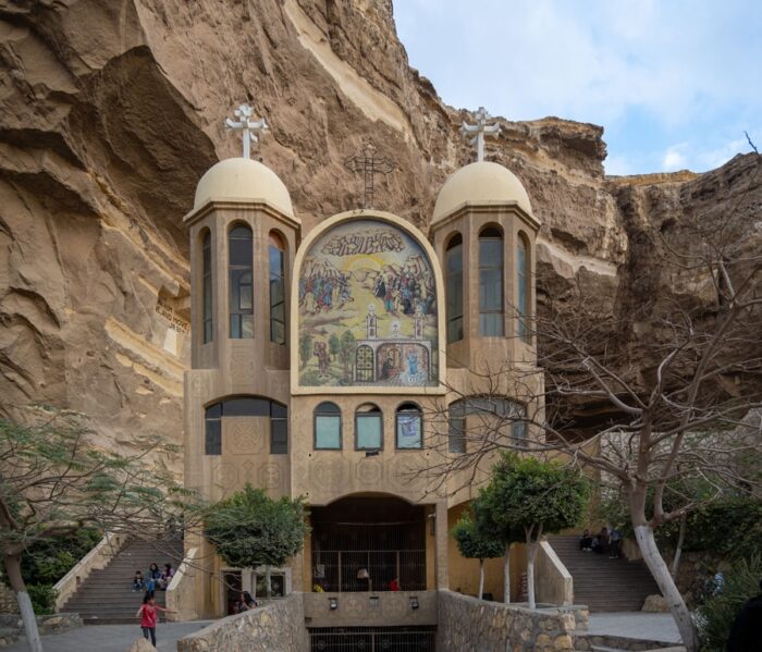Cave church v Kairu - vhod v cerkev v jami