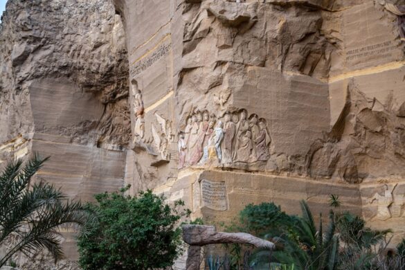 svetopisemski prizori vklesani v skalo