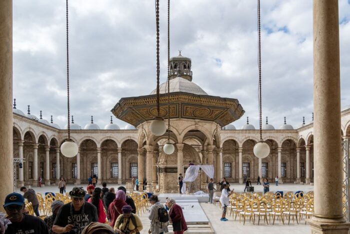 Dvorišče pred mošejo Mohameda Alija