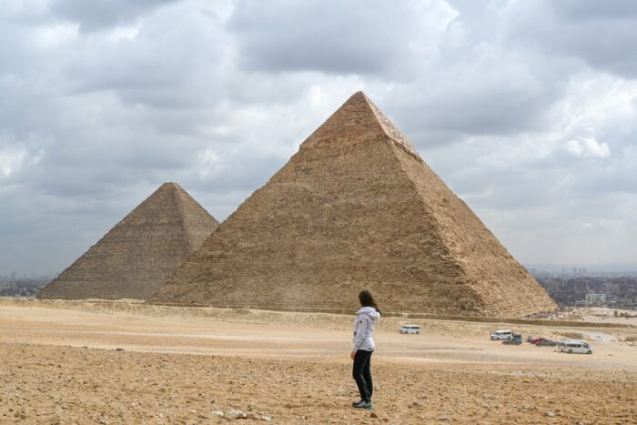 Ženska pred Kefrenovo piramido