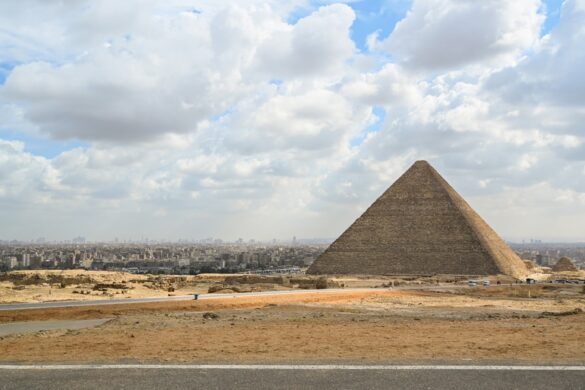 Keopsova piramida, v ozadju pa mesto Giza