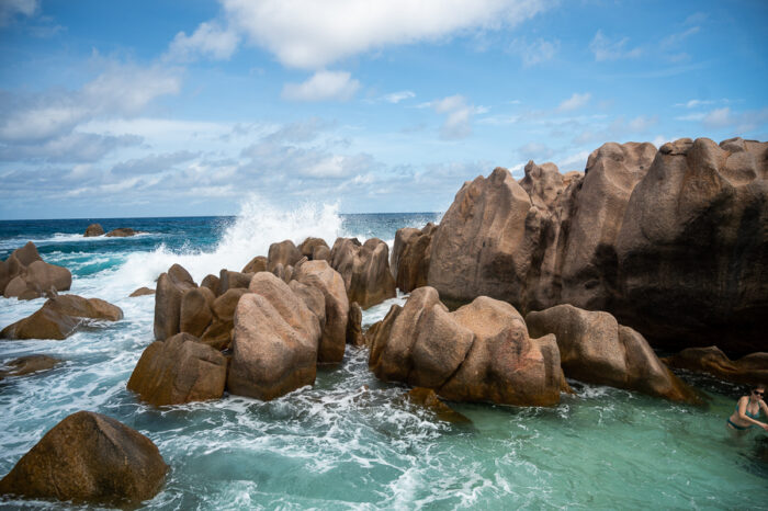 valovi butajo ob granitne skale na otoku La Digue, Sejšeli
