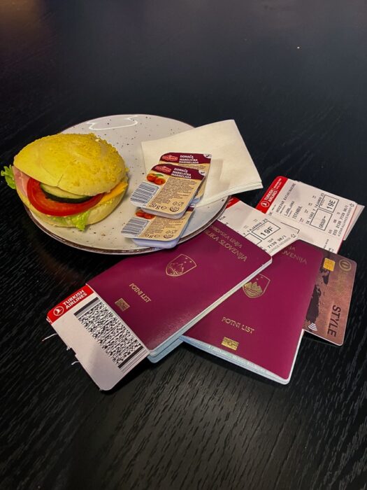 potni list, boarding pass in Diners kartica so obvezna oprema za na letališče