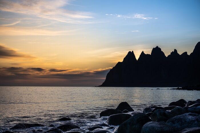 nazobčane gore Dragons Teeth, sončni zahod, Senja, Norveška