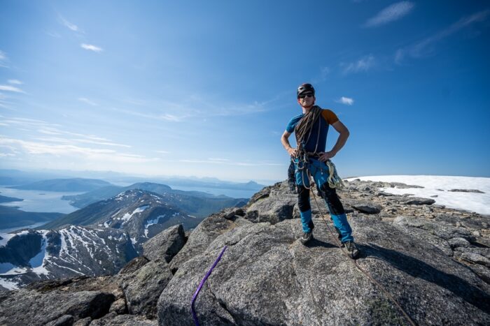 alpinist na vrhu gore Stetind