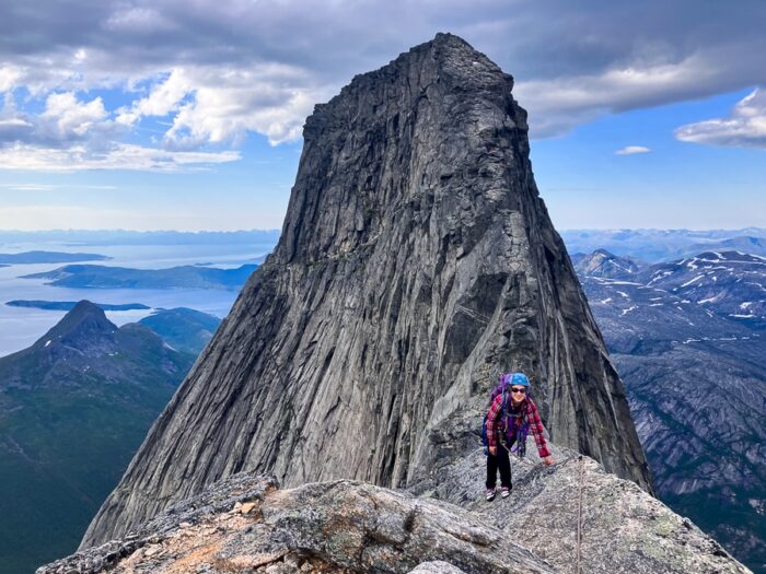 ženska alpinistka pod goro Stetind, vzpon na Stetind