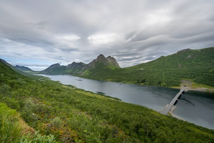 Gryllefjord. Most, ki prečka fjord Gryllefjord, otok Senja