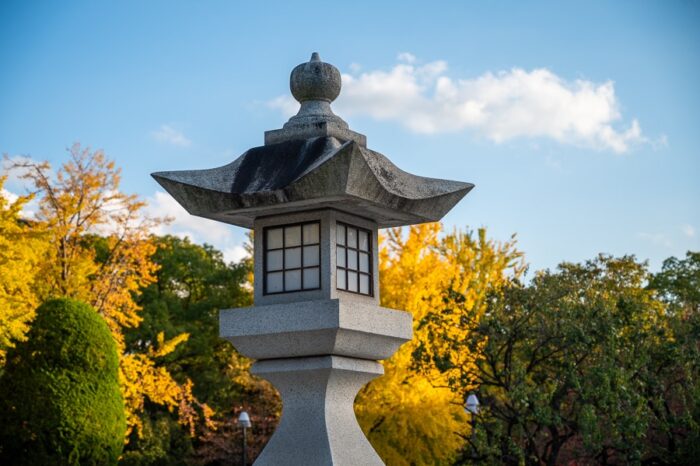 šintoistična kapelica v parku miru v Hirošimi. V ozadju so jesenska rumena drevesa