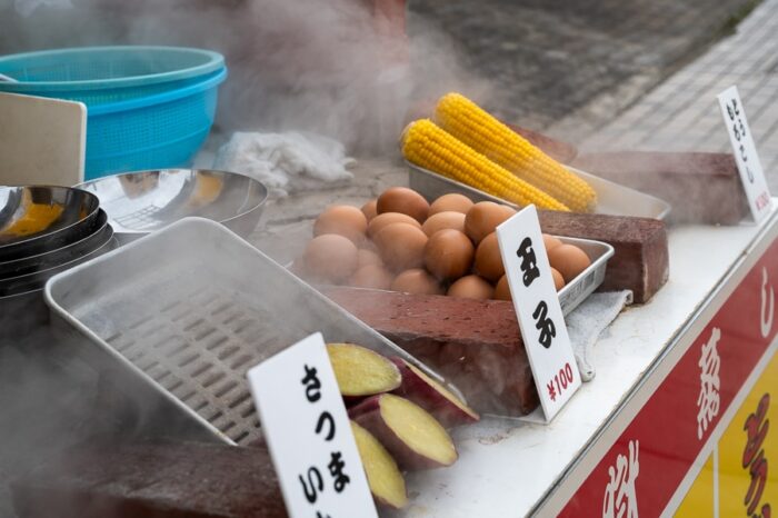 kuhana jajca in koruza