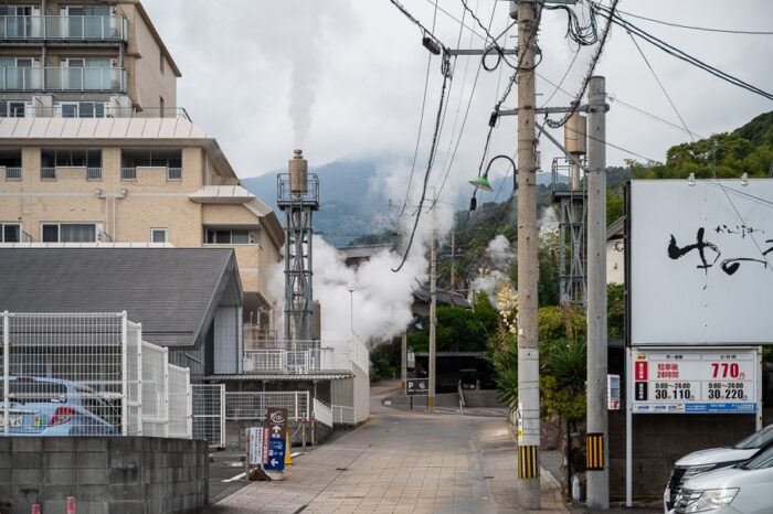 geotermalni kraj Beppu, kjer se kadi izza vsakega vogala