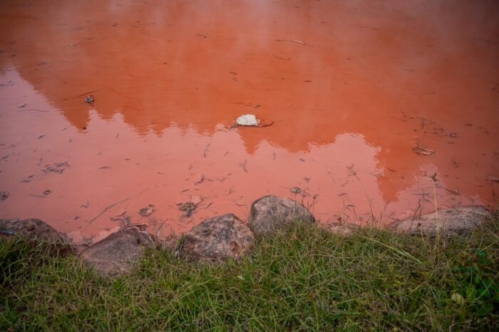 Chinoike jigoku, rdeč termalni bazen
