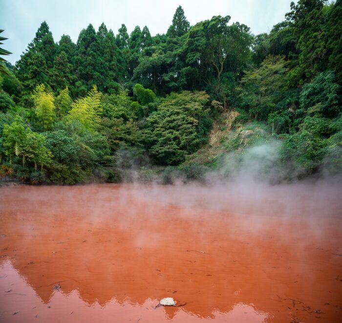 Rdeč termalni bazen v Beppu-ju