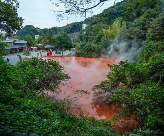 rdeč termalni bazen v kraju Beppu, Japonska