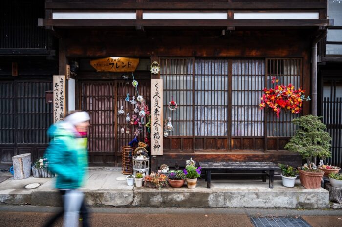 tradicionalna japonska hiša s papirnato steno