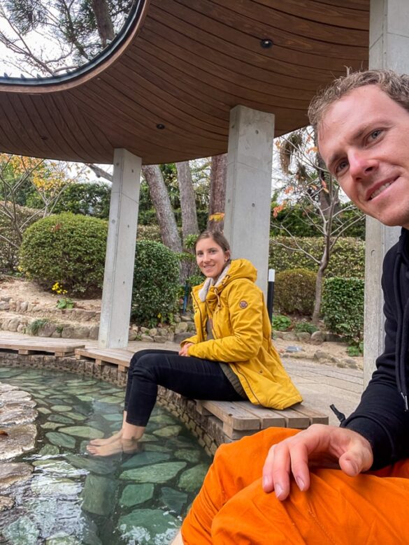 Japonska potovanje K Lahkih nog naokrog © copyright -46 Kopel za noge - javna kopel v mestu Beppu