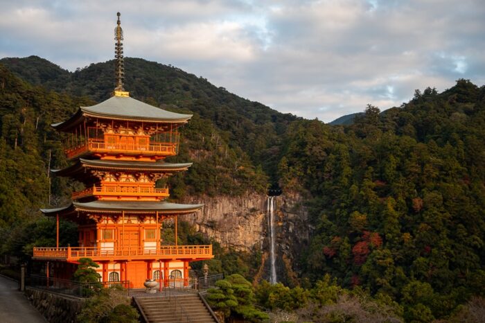Slap Nachi-no-Taki in pagoda Kumano Nachi taisha