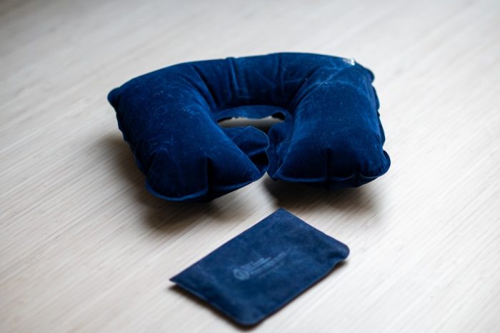 Napihljiva blazina za okoli vratu