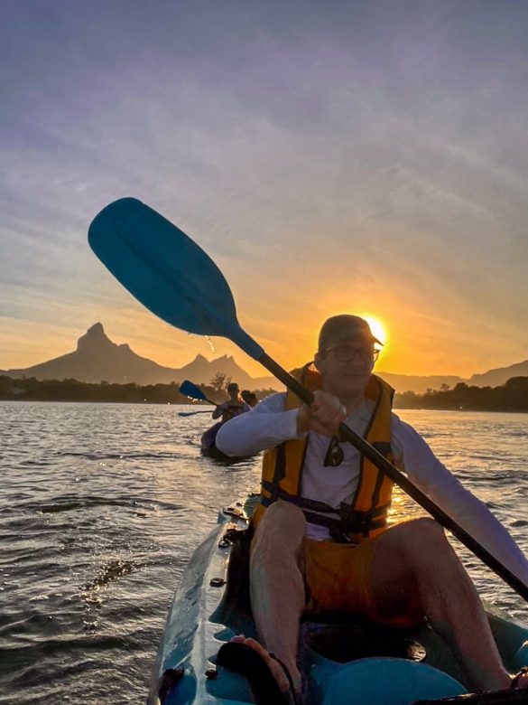 mavricij k Lahkih nog naokrog © copyright – 44_ moški na kajaku ob sončnem vzhodu