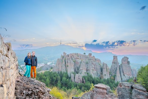 bolgarija copyright © Lahkih nog naokrog ®-11 moški in ženska pred Belogradčik skalami