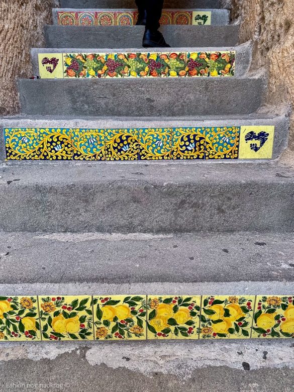 kalabrija italija copyright © Lahkih nog naokrog ®-51 stopnice, okrašene s ploščicami. Tropea, Italija