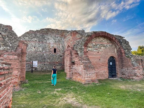 srbija copyright © Lahkih nog naokrog ®-2 Ostanki mogočnega obzidja rimske palače Felix Romuliana