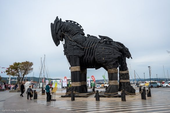 turcija overland copyright © Lahkih nog naokrog ®-149 Trojanski konj v mestu Canakkale