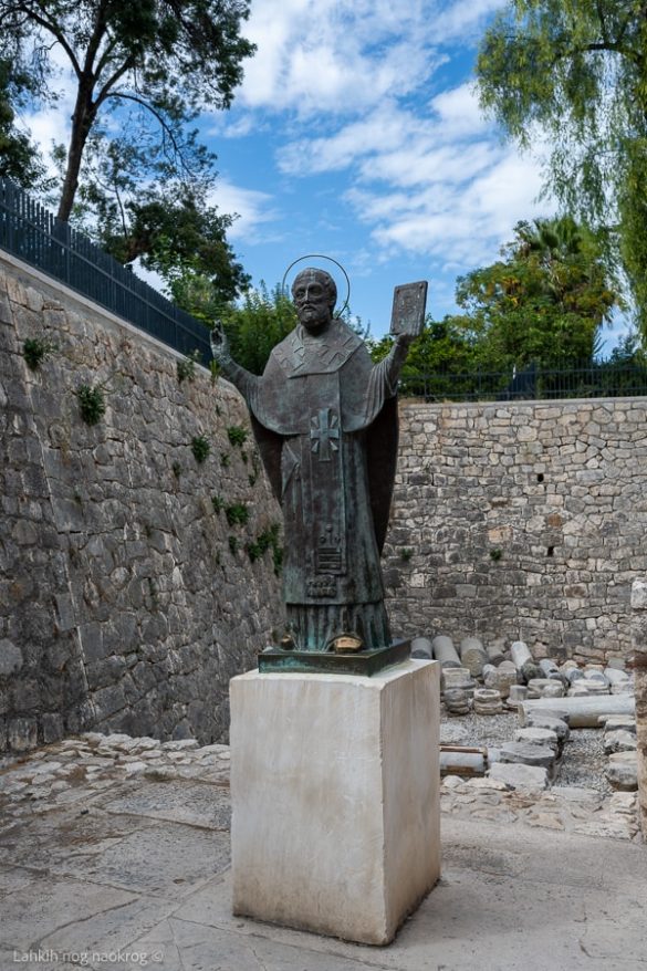 turcija overland copyright © Lahkih nog naokrog ®-91 Kip svetnika Miklavža v kraju Demre, turčija