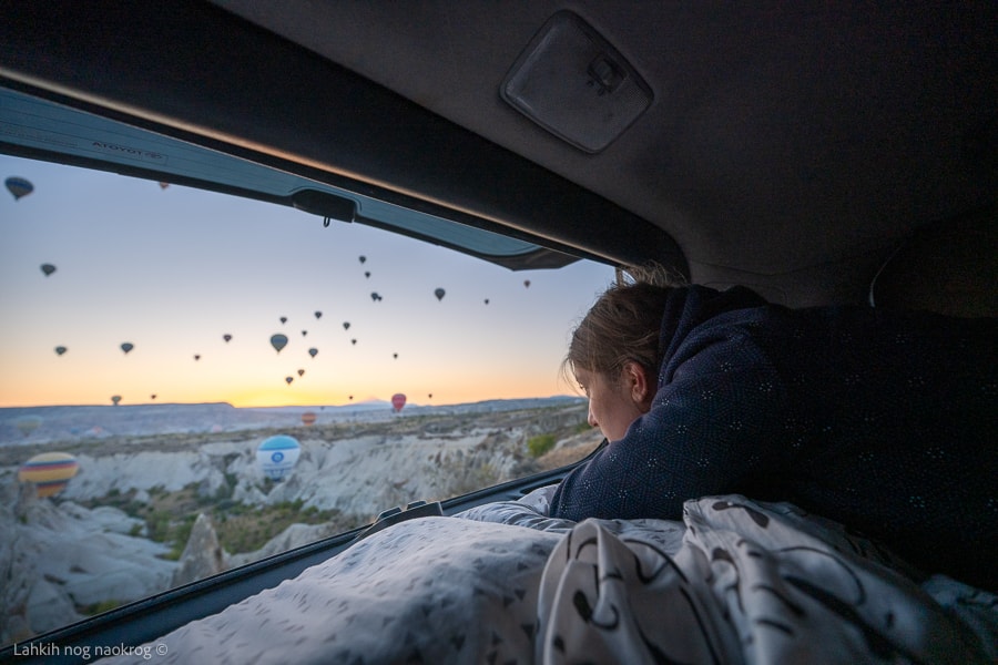spanje v avtu z razgledom na balone, Kapadokija